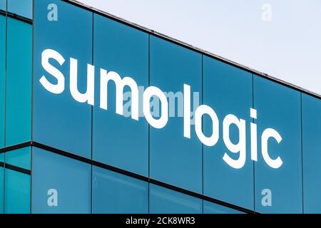 15 settembre 2020 Redwood City / CA / USA - il logo Sumo Logic nella sede centrale della Silicon Valley; Sumo Logic è un'azienda di analisi dei dati delle macchine basata su cloud Foto Stock