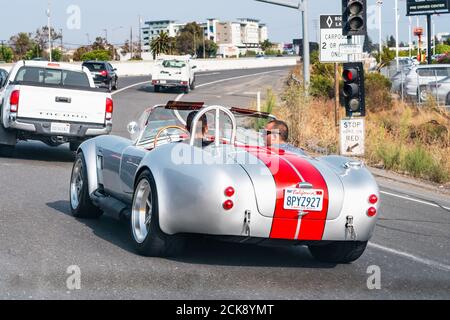 15 settembre 2020 Redwood City / CA / USA - veicolo vintage Shelby Cobra sulle strade della baia di San Francisco in una giornata di sole Foto Stock