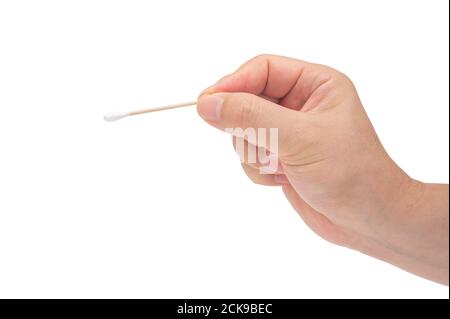 Primo piano della mano di un uomo che tiene un bastoncino di cotone su uno sfondo bianco. Foto Stock