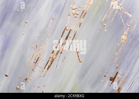 Astratto pennellate e macchie di oro su pastello lilla sfondo o trama in marmo Foto Stock