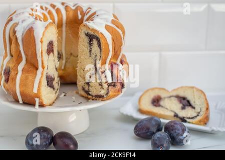 torta di gugelhupf di prugne di semi di papavero Foto Stock