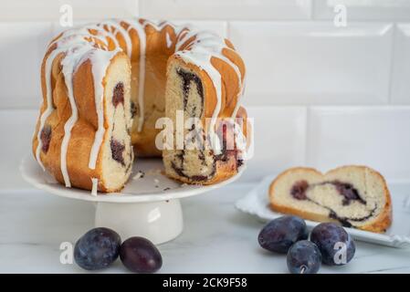 torta di gugelhupf di prugne di semi di papavero Foto Stock