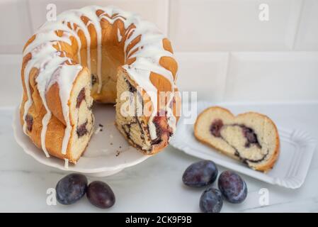 torta di gugelhupf di prugne di semi di papavero Foto Stock