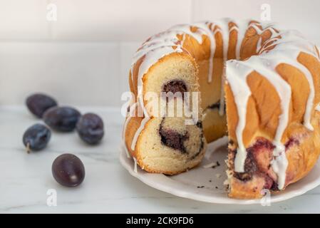 torta di gugelhupf di prugne di semi di papavero Foto Stock