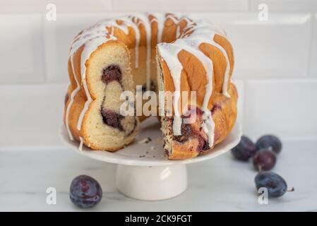 torta di gugelhupf di prugne di semi di papavero Foto Stock