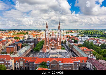 Szeged, Ungheria - Vista panoramica aerea della Chiesa Votiva e della Cattedrale di nostra Signora d'Ungheria (Szeged Dom) in una giornata estiva soleggiata con la Città interna B. Foto Stock