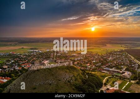 Sumeg, Ungheria - Vista aerea del famoso Castello di Sumeg nella contea di Veszrem al tramonto con nuvole colorate e colori drammatici del tramonto a bac Foto Stock