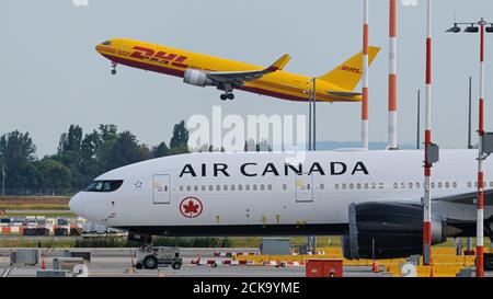 Richmond, British Columbia, Canada. 31 luglio 2020. Un cargo aereo DHL Express Boeing 767 (N739DH), gestito da Kalitta Air, decade dall'Aeroporto Internazionale di Vancouver. In primo piano c'è un jet Air Canada Boeing 777-200LR (C-FNNH) messo in deposito a causa della pandemia COVID-19 e della conseguente grave crisi nel trasporto aereo. Credit: Bayne Stanley/ZUMA Wire/Alamy Live News Foto Stock