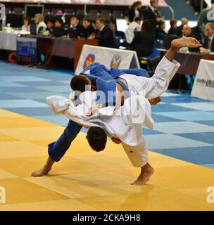 Orenburg, Russia - 21 Ottobre 2017: Ragazzi competere nel Judo a tutti-russo torneo Judo tra ragazzi e ragazze dedicata alla memoria di V. S. Cher Foto Stock