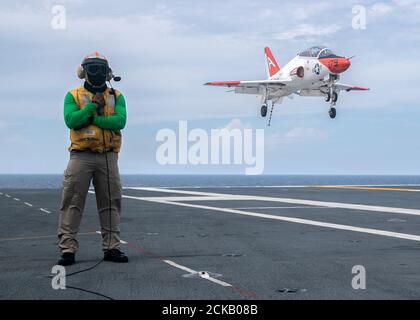 Un T-45C Goshawk, attaccato alla Training Air Wing 1, si avvicina al ponte di volo USS Gerald R. Ford (CVN 78) durante le operazioni di volo 13 settembre 2020. Ford è in corso nell'Oceano Atlantico conducendo le qualifiche dei vettori. (STATI UNITI Navy photo by Mass Communication Specialist 2° Classe Kallysta Castillo) Foto Stock