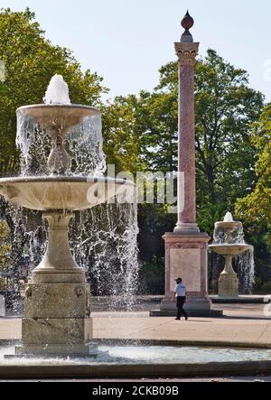 Place André Chénier, Carcassonne, Aude, Francia. 091520 Giardino con due grandi fontane, una colonna di marmo rosa e una guardia di sicurezza sulla pattuglia. Acqua fr Foto Stock