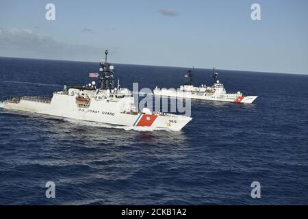 U.S. Coast Guard Cutter Douglas Munro (WHEC 724) e U.S. Coast Guard Cutter Munro (WMSL 755) pattugliano nelle vicinanze delle isole hawaiane, il 24 luglio 2020. Commissionato nel 1971, Douglas Munro è l'unica taglierina ad alta resistenza di 378 piedi rimasta della Guardia Costiera da una flotta che una volta era dodici forte. Foto di cortesia della Guardia Costiera degli Stati Uniti. Foto Stock