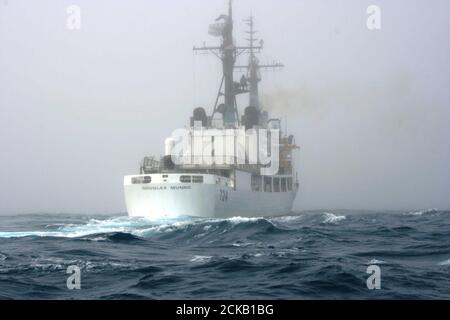 Coast Guard Cutter Douglas Munro pattugola le acque dell'Oceano Pacifico, 24 luglio 2020. L'equipaggio di Munro ha trascorso 59 giorni nell'applicazione delle normative sulla pesca durante il viaggio di 12,500 miglia, per garantire la conformità con le normative della Commissione per la pesca del Pacifico occidentale e centrale e della Commissione per la pesca del Pacifico settentrionale. Foto di cortesia della Guardia Costiera degli Stati Uniti. Foto Stock