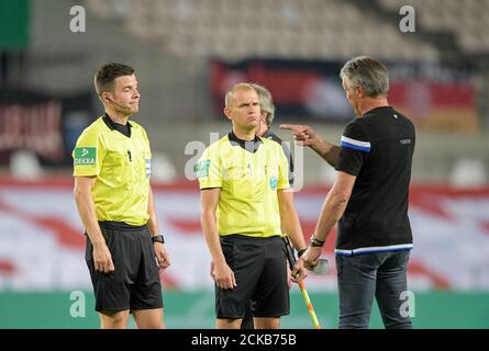 Allenatore Uwe NEUHAUS (BI) in disputa con arbitro Harm OSMERS l. dopo il gioco, disputa, discussione, calcio Pokal DFB 1° turno, Rot-Weiss Essen (e) - Arminia Bielefeld (BI) 1: 0, il 14 settembre 2020 a Essen/Germania. Â | utilizzo in tutto il mondo Foto Stock