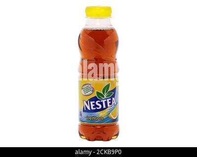 BUCAREST, ROMANIA - 6 DICEMBRE 2016. Bottiglia di Nestea, una rinfrescante fatta con vero tè e aroma naturale di limone Foto Stock