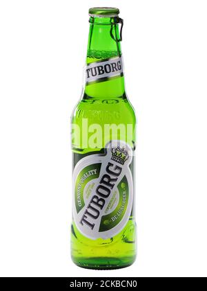 BUCAREST, ROMANIA – 19 DICEMBRE 2014. Bottiglia di birra di vetro di Tuborg isolata su bianco. Tuborg è un'azienda danese produttrice di birra Foto Stock