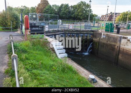 Vista ravvicinata del Lock a Teddington Lock, Inghilterra, Regno Unito Foto Stock