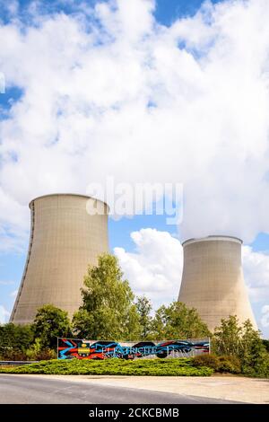 Segnale di benvenuto della centrale nucleare di Nogent-sur-Seine, Francia, gestita dalla società di servizi pubblici di energia elettrica EDF, e delle due torri di raffreddamento. Foto Stock