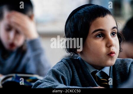 Ragazzi che studiano Ebraico alla scuola Pardes House (Ebraica) di Hendon che sta facendo domanda per la concessione mantenuto status . 24 settembre 1993. Foto: Neil Turner Foto Stock