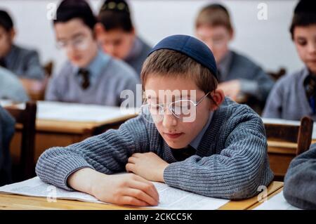 Ragazzi che studiano Ebraico alla scuola Pardes House (Ebraica) di Hendon che sta facendo domanda per la concessione mantenuto status . 24 settembre 1993. Foto: Neil Turner Foto Stock