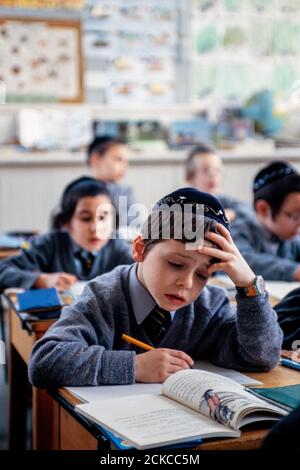 Ragazzi che studiano Ebraico alla scuola Pardes House (Ebraica) di Hendon che sta facendo domanda per la concessione mantenuto status . 24 settembre 1993. Foto: Neil Turner Foto Stock