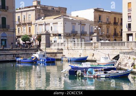 Barche ormeggiate lungo il ponte Umbertino che collega Siracusa con l'isola di Ortigia - Sicilia, Italia Foto Stock