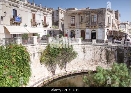 Famosa sorgente Aretusa legata al patrimonio greco della città e alla mitologia greca - Isola d'Ortigia, Siracusa (Sicilia, Italia) Foto Stock