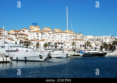 Barche e barche ormeggiate nel porto, Puerto Banus, Marbella, Spagna. Foto Stock