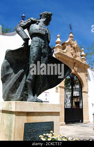 Statua di bronzo del matador Cayetano Ordonez fuori il Bullring, Ronda, provincia di Malaga, Andalusia, l'Europa. Foto Stock