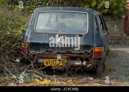 Un'auto abbandonata e decadente Austin Allegro Estate. Foto Stock