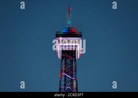 Torre radio di Berlino illuminata di diversi colori nel quartiere di Charlottenburg durante il 'Festival delle luci' nel settembre 2020. Foto Stock