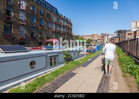 Persone che camminano lungo l'alzaia sul canale Regents in Londra, Inghilterra, Regno Unito Foto Stock