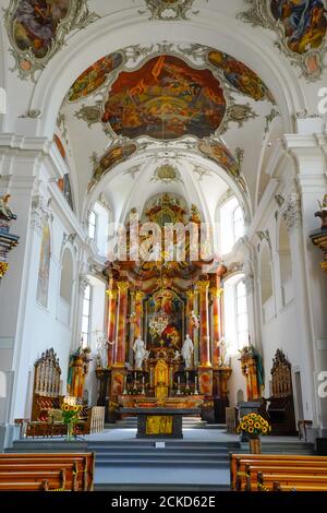 Soffitti a navata centrale dipinti nella chiesa parrocchiale cattolica di San Martino con Kerchel e Heiligkreuz Cappella nella città di Schwyz. La capitale della cant Foto Stock