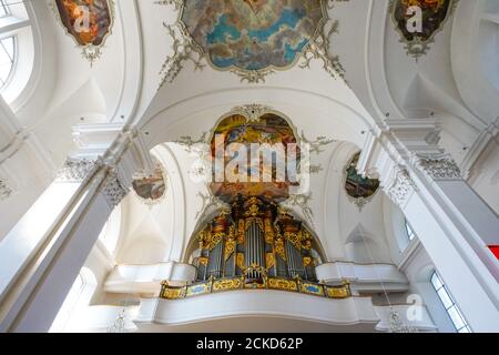 Soffitti a navata centrale dipinti nella chiesa parrocchiale cattolica di San Martino con Kerchel e Heiligkreuz Cappella nella città di Schwyz. La capitale della cant Foto Stock