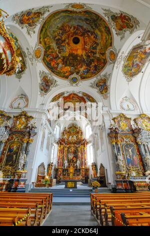 Soffitti a navata centrale dipinti nella chiesa parrocchiale cattolica di San Martino con Kerchel e Heiligkreuz Cappella nella città di Schwyz. La capitale della cant Foto Stock