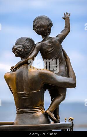 Odessa, Ucraina - 3, OTTOBRE, 2010: Bronzo scultura composizione Seaman`s moglie. Simbolo di amore e devozione. Porto marittimo di Odessa. Foto Stock