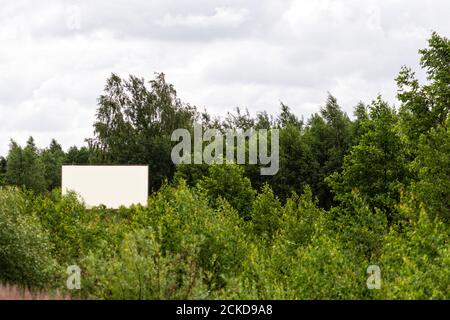 grande cartellone vuoto per la pubblicità all'aperto in autostrada, cartellone vuoto in natura a lato della strada Foto Stock
