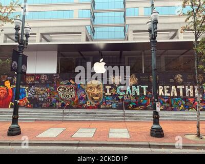 Portland, Stati Uniti. 15 settembre 2020. L'Apple Store è stato chiuso e barricato dal saccheggio alla fine di maggio. Il capo dei repubblicani americani nella metropoli di Portland e nel circostante distretto di Multnomah sta per dimettersi. "Gli ideali americani stanno collassando", afferma l'avvocato di 61 anni. "Questo non è più il mio paese." (Al dpa 'Portland nella campagna elettorale degli Stati Uniti - simbolo di protesta o barbardo di anarchia?') Credito: CAN Merey/dpa/Alamy Live News Foto Stock