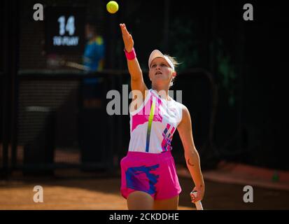 Marketa Vondrousova della Repubblica ceca in azione durante il Primo round del 2020 internazionali BNL d'Italia WTA Premier 5 torneo di tennis su Foto Stock