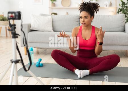 African American Blogger Girl Making Workout Video a casa Foto Stock