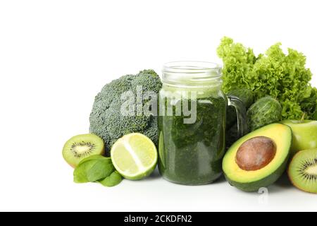 Verdure verdi, frutta e barattolo di frullato isolato su sfondo bianco Foto Stock