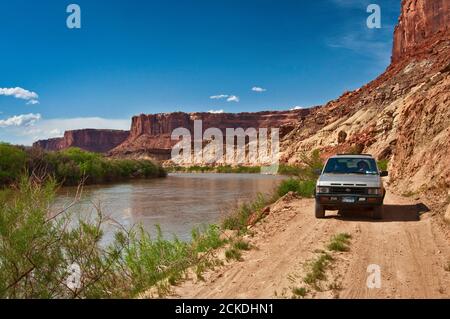 4WD veicolo su White Rim Road sul Green River nel Labirynth Canyon, Island in the Sky, Canyonlands National Park, Utah, USA Foto Stock