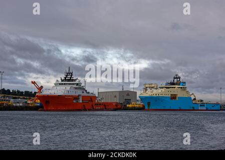 Due navi di fornitura offshore e gestori di ancoraggi, Pacific Dispatch e Maersk Handler ormeggiavano lungo il molo meridionale del porto di Montrose. Foto Stock