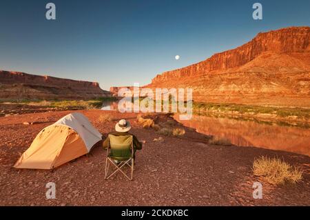 Camper al campeggio al Labirynth Camp nel Labirynth Canyon con la luna sul Green River, l'alba, la zona di White Rim Road, il Canyonlands National Park, Utah USA Foto Stock