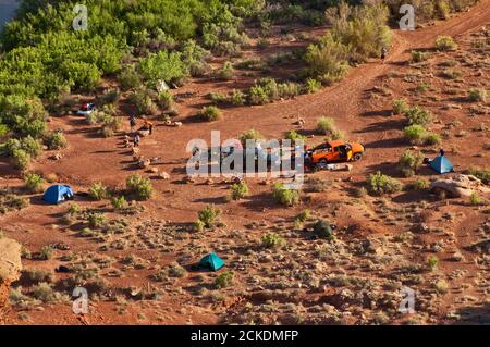 Campeggiatori all'Hardscrabble Camp nell'area di Hardscrabble Bottom, Green River nel Labirynth Canyon, vista da White Rim Road, Canyonlands National Park, Utah Foto Stock