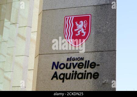Bordeaux , Aquitaine / Francia - 09 01 2020 : testo del segno Nouvelle aqutaine e logo con immagine del leone grafico della nuova regione in francia Foto Stock