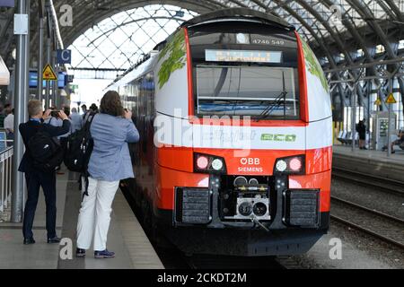 Dresda, Germania. 16 Set 2020. Una ferrovia alimentata a batteria del tipo Desiro ML di Siemens è in piedi su una piattaforma durante una corsa di prova nella stazione centrale. Il Verkehrsverbund Oberelbe (VVO) sta testando nuovi azionamenti per linee ferroviarie sulle quali attualmente sono ancora in uso le vetture diesel. Questa linea comprende anche il collegamento Dresden - Königsbrück su cui la ferrovia Desiro ML ÖBB Cityjet eco ha effettuato una prova lo stesso giorno. Credit: Sebastian Kahnert/dpa-Zentralbild/ZB/dpa/Alamy Live News Foto Stock