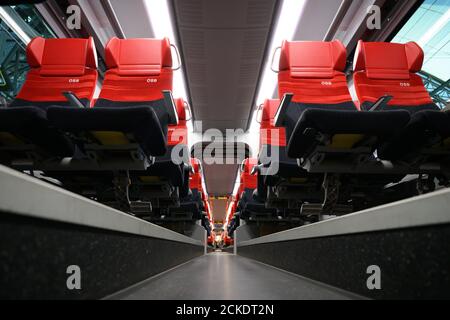 Dresda, Germania. 16 Set 2020. L'abitacolo di un vagone ferroviario alimentato a batteria del tipo Desiro ML di Siemens durante una prova presso la stazione centrale. Il Verkehrsverbund Oberelbe (VVO) sta testando nuovi azionamenti per linee ferroviarie dove le ferrovie diesel sono ancora in uso. Questa linea comprende anche il collegamento Dresden - Königsbrück su cui la ferrovia Desiro ML ÖBB Cityjet eco ha effettuato una prova lo stesso giorno. Credit: Sebastian Kahnert/dpa-Zentralbild/dpa/Alamy Live News Foto Stock