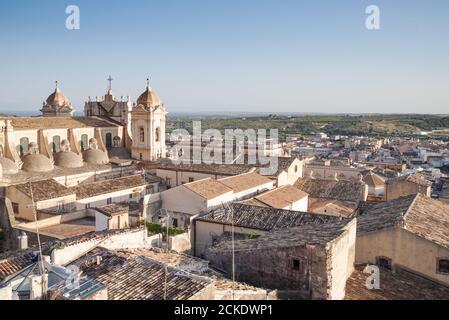 Bella vista del Duomo di noto dalla chiesa di Montevergine - noto, Sicilia Foto Stock