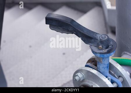 Rubinetto d'acqua in un impianto industriale, regolazione del flusso di acqua o altro fluido Foto Stock